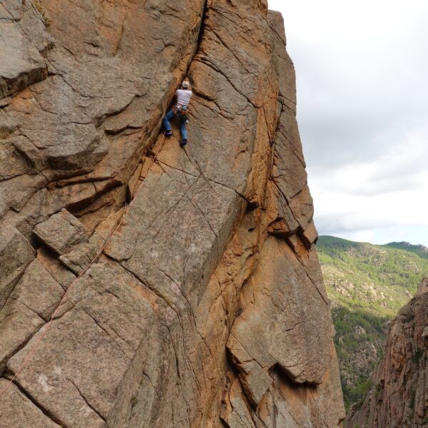 Kletterer in einer steilen Granitwand
